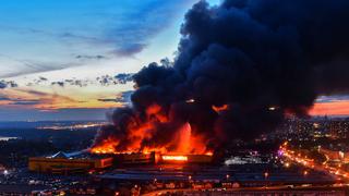 Moscú: Incendio en centro comercial obliga a miles de personas a evacuar [FOTOS]