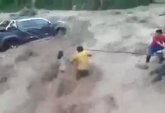 Ayacucho: camioneta queda atrapada en río y pasajeros son rescatados por pobladores | VIDEO