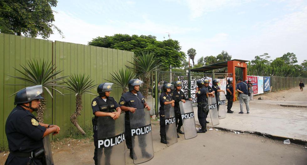 Decenas de agentes de la Policía Nacional ingresaron a la universidad San Marcos para restablecer el orden y terminar con la toma de la Ciudad Universitaria. (Foto: Andina)