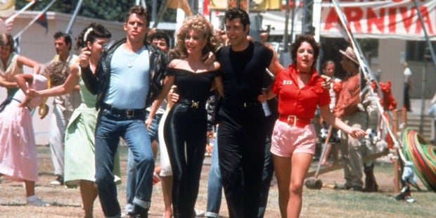 Danny y Sandy se conocen durante el verano y al despedirse, ninguno de los dos piensa que vayan a volver a verse (Foto: Grease / Paramount Pictures)