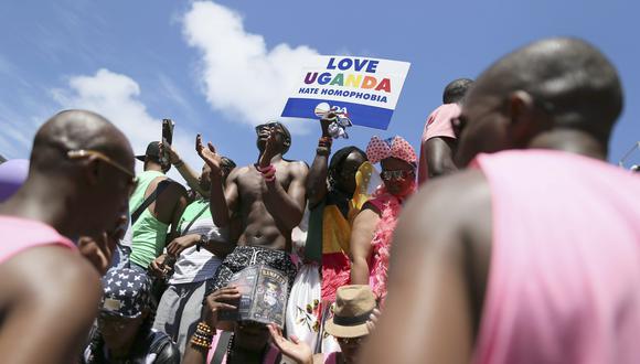 Participantes de la marcha anual del orgullo gay en Uganda (África). (Foto: EFE)