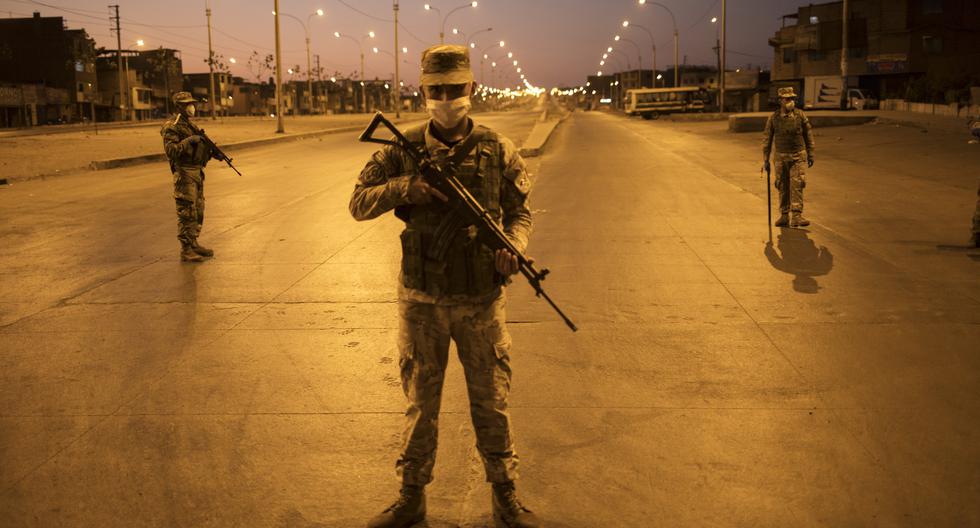 Militares estuvieron en las calles en el contexto de la pandemia del COVID-19 para el control de aforos y medidas sanitarias. Según expertos, la seguridad ciudadana es otro ámbito. (Foto: Rodrigo Abd / AP)