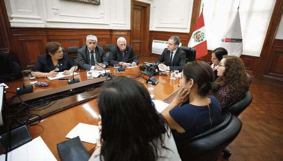 El primer ministro Del Solar recibió ayer a una comitiva de Fuerza Popular, integrada por sus voceros y los presidentes de comisiones. La cita duró casi una hora. (Foto: PCM)