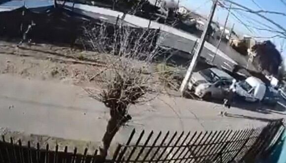 Mujer entregó a su hijo a la policía tras robar auto en Maipú, Chile. (Foto: @fdo2000 / Chile)