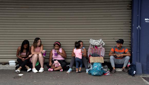 Un grupo de migrantes venezolanos pide dinero para continuar su viaje a Estados Unidos en San José, Costa Rica. (Foto de Ezequiel BECERRA/AFP)