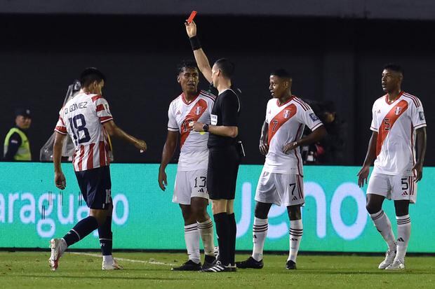 La selección peruana se queda con 10 hombres y la obligación de replantear de cara a la etapa complementaria. (Foto: AFP)