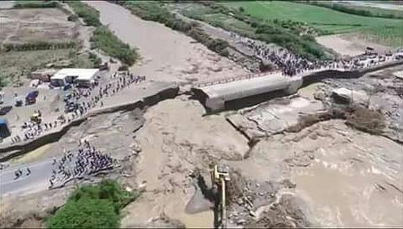 El puente Huambacho colaps&oacute; por el aumento del caudal del r&iacute;o Nepe&ntilde;a. (Foto: Facebook / Diego Casas)