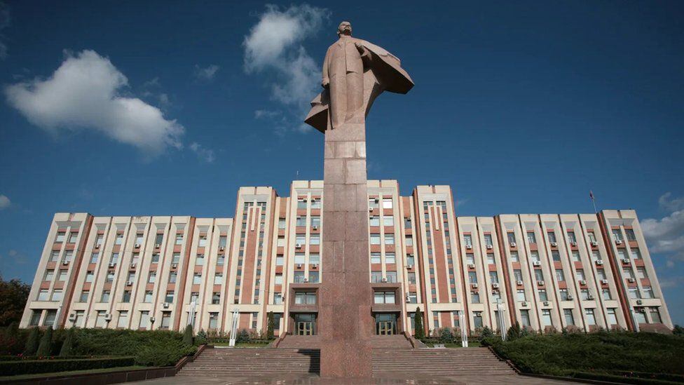 A large statue of Lenin in front of the Transnistrian Parliament building.  (Photo: Getty Images)