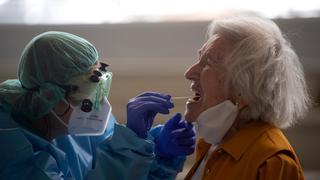 Coronavirus: España vacunará primero a personas mayores y personal en las residencias de ancianos