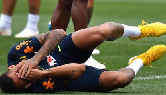 Neymar no tuvo mejor idea que simular una falta en los entrenamientos de Brasil. Sus compañeros solo atinaron a reírse ante la ocurrencia de una de las figuras de Rusia 2018. (Foto: AFP)