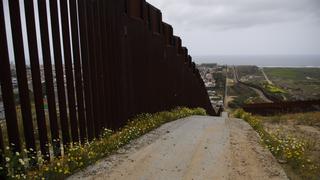 Policía de Estados Unidos halla a niña guatemalteca de 5 años sola en canal fronterizo