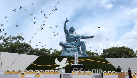 Las palomas se lanzan al aire durante una ceremonia conmemorativa en el Parque de la Paz en Nagasaki el 9 de agosto de 2022, en el 77 aniversario del bombardeo atómico durante la Segunda Guerra Mundial. (Foto de JIJI PRESS / AFP)