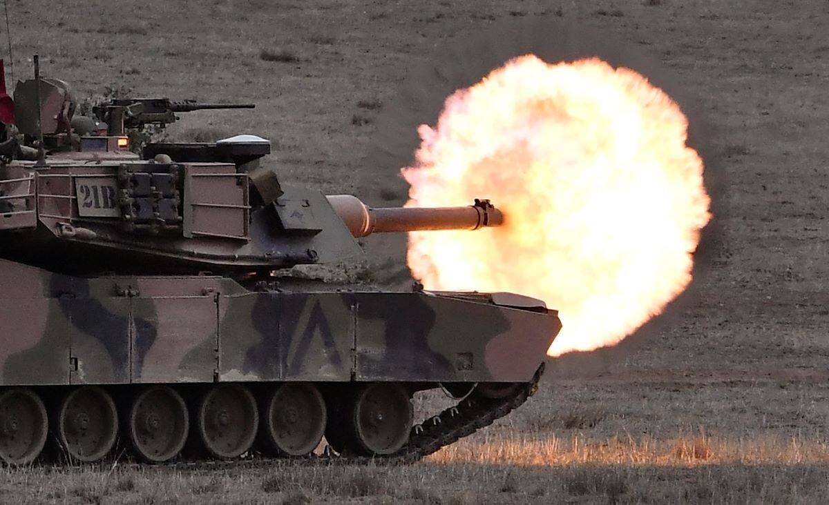 En esta foto de archivo tomada el 9 de mayo de 2019, un tanque de batalla principal M1A1 Abrams del ejército australiano dispara una ronda a un objetivo durante un ejercicio militar. (WILLIAM OESTE / AFP).