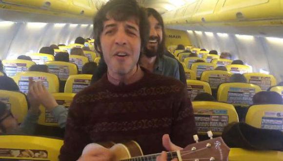 Facebook: grupo español cantó contra la tripulación de un avión