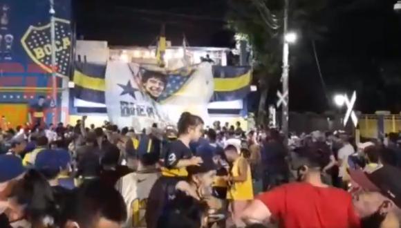 Una bandera con el rostro de Maradona fue colgada alrededor de La Bombonera