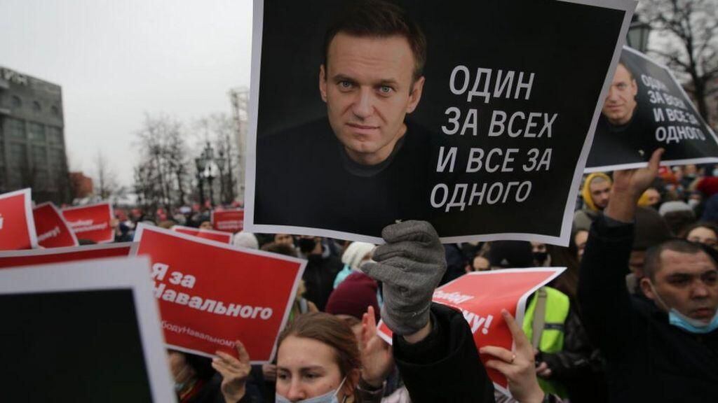 Protesters calling for Navalny's release at a protest in Moscow in 2021. (GETTY IMAGES).