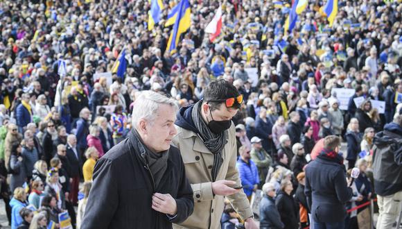 El Ministro de Relaciones Exteriores de Finlandia, Pekka Haavisto (Izq.), asiste una manifestación mundial a favor de Ucrania en la Plaza del Senado en Helsinki. (EFE/EPA/KIMMO BRANDT)