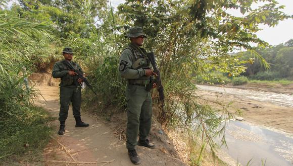 Imagen referencial de soldados colombianos patrullando zona de conflicto. (Foto por JOHNNY PARRA / AFP)