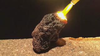 Una roca ígnea es convertida en obsidiana con un soplete