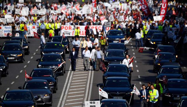 Conductores que trabajan con aplicaciones como Uber y Cabify se congregaron en Madrid, España, para protestar contra el decreto que el Gobierno tiene previsto aprobar para regular el sector. (Foto: AFP)
