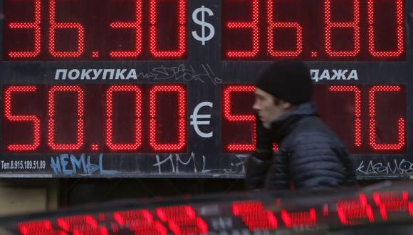 Banco de Rusia anunció este miércoles que mantendrá cerrada la Bolsa de Moscú por tercer día consecutivo. (Foto: AFP)
