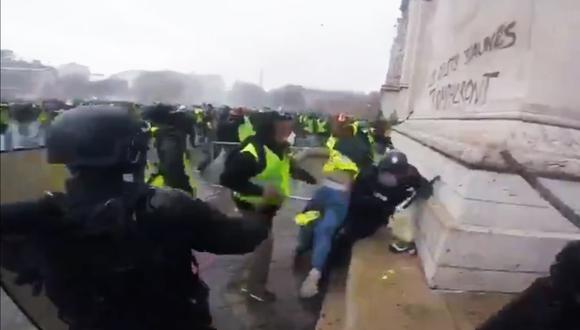 Video desde un casco de policía muestra la protesta de los "chalecos amarillos" en París