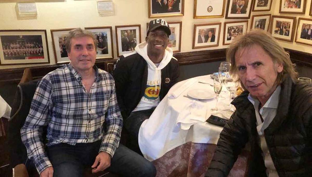 Ricardo Gareca y Néstor Bonillo se reunieron con Luis Advíncula en España. (Foto: @SeleccionPeru)