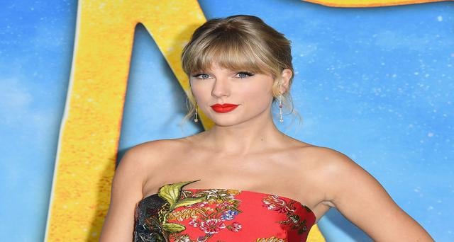 Taylor Swift se presentó a la premiere de la película 'Carts' con un vestido de princesa. Recorre la galería para conocer más detalles. (Foto: AFP)