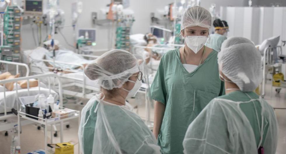Trabajadores de la salud sostienen una reunión mientras tratan a pacientes dentro de una unidad de cuidados intensivos (UCI) Covid-19 en un hospital de campaña en la favela Heliopolis de Sao Paulo, Brasil. (Foto: Archivo / Jonne Roriz / Bloomberg).