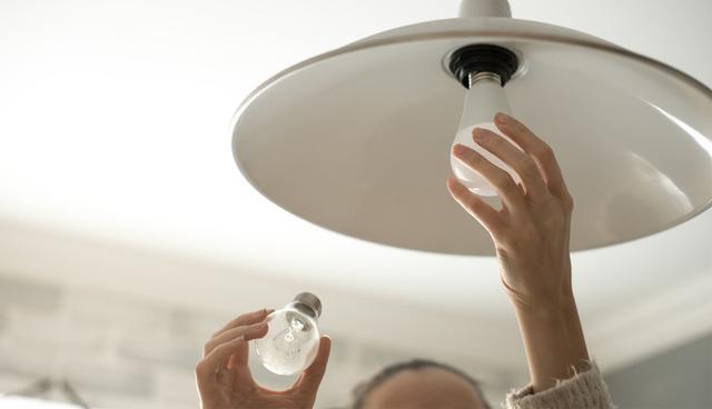 Usa focos ahorradores o LED.  A pesar de su mayor costo de adquisición, este tipo de lámparas permiten un importante ahorro en el largo plazo. (Foto: Shutterstock)