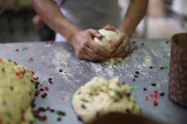 HANDS IN THE DOUGH.  Currently, the Lima bakery Rovegno (1960) makes panettone throughout the year.  Before they were only sold during December.  The recipe –except for minor adaptations– remains faithful to the original.
