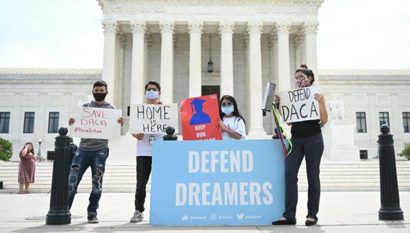 Imagen de archivo tomada el 15 de junio del 2020, los manifestantes de Acción Diferida para los Llegados en la Infancia (DACA) se encuentran frente a la Corte Suprema de los Estados Unidos en Washington. (Foto: AFP / JIM WATSON).