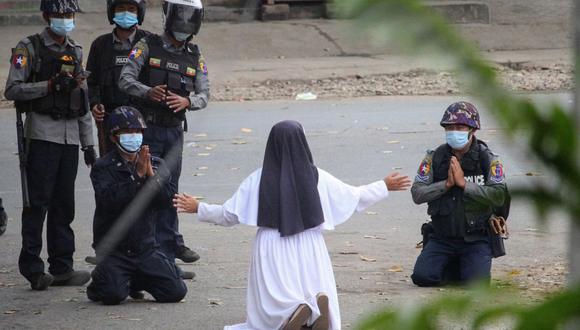 La monja La hermana Ann Rose Nu Twang se arrodilla ante los militares de Myanmar en medio de la represión a una protesta el 8 de marzo del 2021. (Foto: Myitkyina News Journal / AFP).