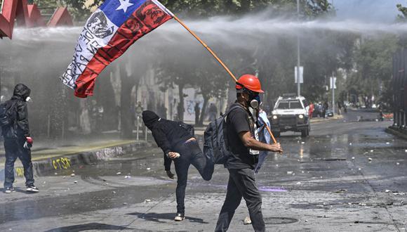 Centenares de personas, en su mayoría estudiantes, se congregaron en las cercanías de la plaza Baquedano en Santiago, epicentro de las movilizaciones y rebautizada como "plaza de la Dignidad" hace tres años.