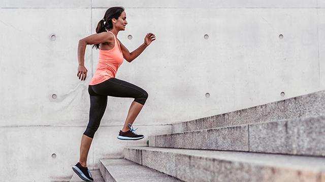 Las escaleras nos obligan a ampliar la zancada si los peldaños están separados horizontalmente, o elevar más las piernas si están muy juntos.