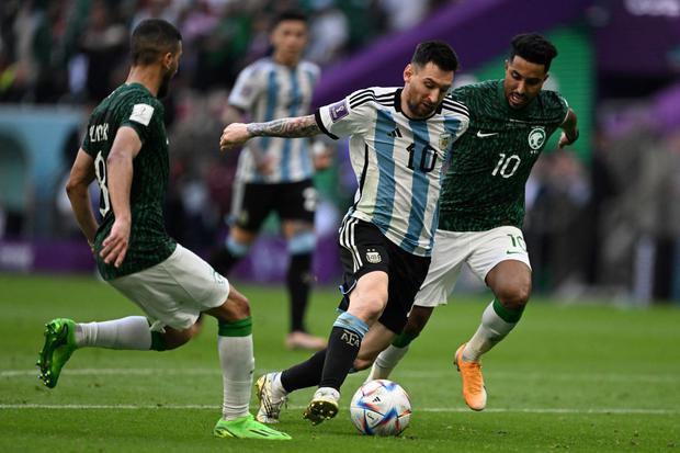 Lionel Messi anotó de penal contra Arabia Saudita en el debut de Argentina en el Mundial. (Photo by Kirill KUDRYAVTSEV / AFP)