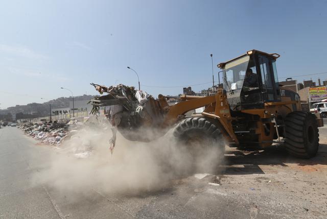 Al lugar llegaron dos cargadores frontales de la Municipalidad de La Victoria y un camión para el traslado de residuos. (Foto: Rolly Reyna)