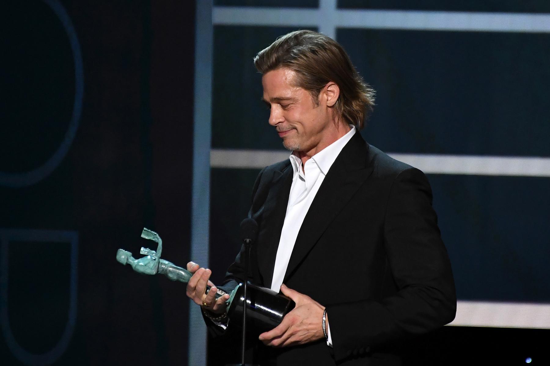 Brad Pitt, ganador en los SAG Awards como Mejor actor de reparto en película. “Tengo que añadir esto a mi perfil de Tinder”, dijo al subir al estrado. Foto: AFP.