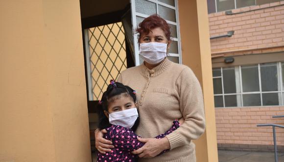 Luciana y su abuela. (Casa Ronald McDonald)