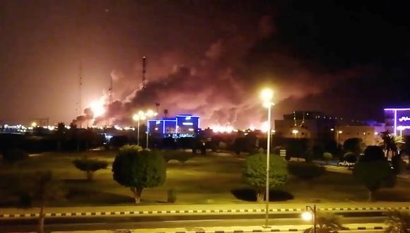 Tras el ataque con drones, un incendio se desató en la planta de la petrolera Aramco ubicada en Abqaiq. (Reuters).