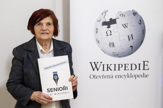 Adultos mayores aplican su conocimiento en la enciclopedia virtual más grande de Internet. (Foto: AFP)