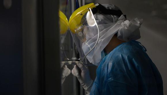 Un médico observa a un paciente en una Unidad de Cuidados Intensivos (UCI) Covid-19, en un hospital privado en Montevideo. (Foto: AFP / Pablo PORCIUNCULA).