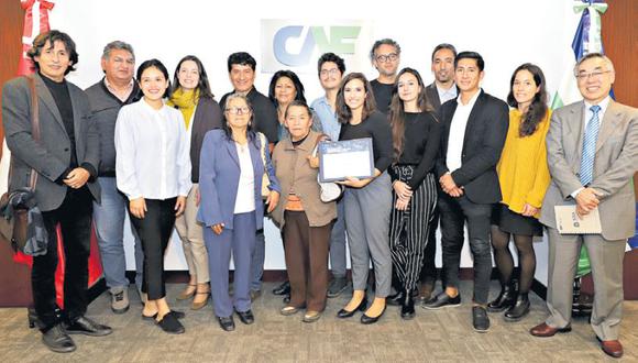 El equipo ganador en la ceremonia de premiación realizada ayer. Proyectos de Ecuador y Venezuela quedaron en segundo y tercer lugar. (CAF)