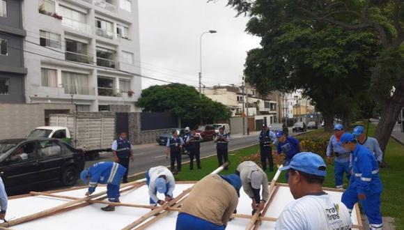 Trabajadores de la comuna de Miraflores retiraron paneles publicitarios de candidatos. (Twitter/@munidemiraflores)