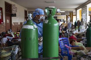 Como señala el pintor Yahuarcani, muchos casos de comunidades afectadas se produjeron al desplazarse a Iquitos para cobrar sus bonos al banco. 