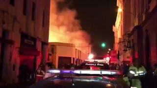 Centro de Lima: gran incendio consume galería en cruce de los jirones Huallaga y Azángaro