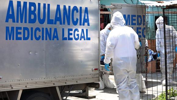 Personal forense recoge el cuerpo de una persona que murió de coronavirus COVID-19 en Guayaquil, Ecuador, el 6 de abril de 2020. (Foto: AFP).