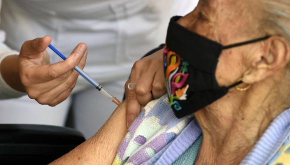 En esta foto de archivo, una mujer recibe una dosis de la vacuna Pfizer-BioNTech contra el COVID-19 en el centro de vacunación instalado en el Campo Marte, Ciudad de México, el 12 de abril de 2021. (ALFREDO ESTRELLA / AFP).