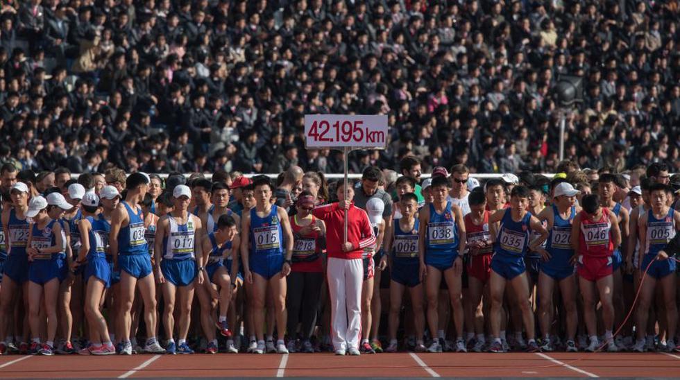 Unos 2.000 competidores, la mitad de ellos extranjeros, participaron en la marat&oacute;n de Pyongyang, capital de Corea del Norte. (AFP / Ed JONES).