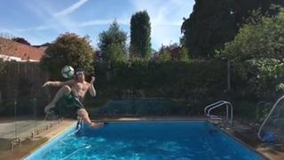 El majestuoso golazo que anotó David Luiz desde la piscina de su casa [VIDEO]